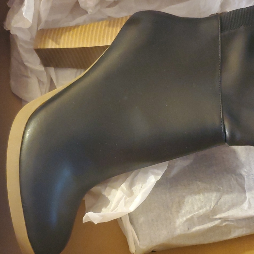 High heels tan and black boots